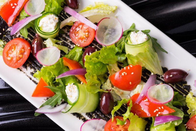 Греческий салат подача в ресторане