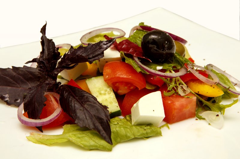 Украсить греческий салат