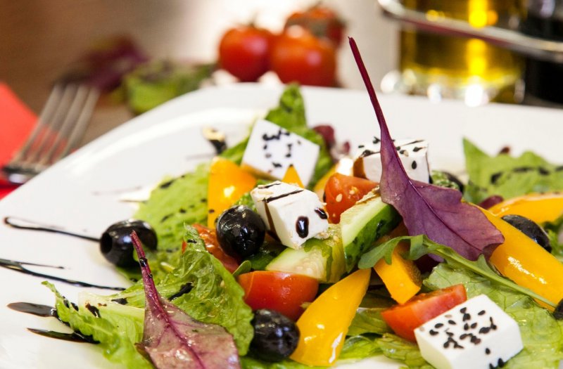 Греческий салат в меню ресторана