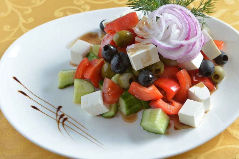 Нарезка сыра для салата греческий