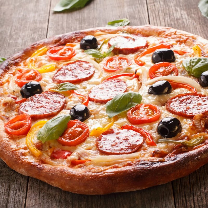 Пицца с моцареллой и помидорами и колбасой