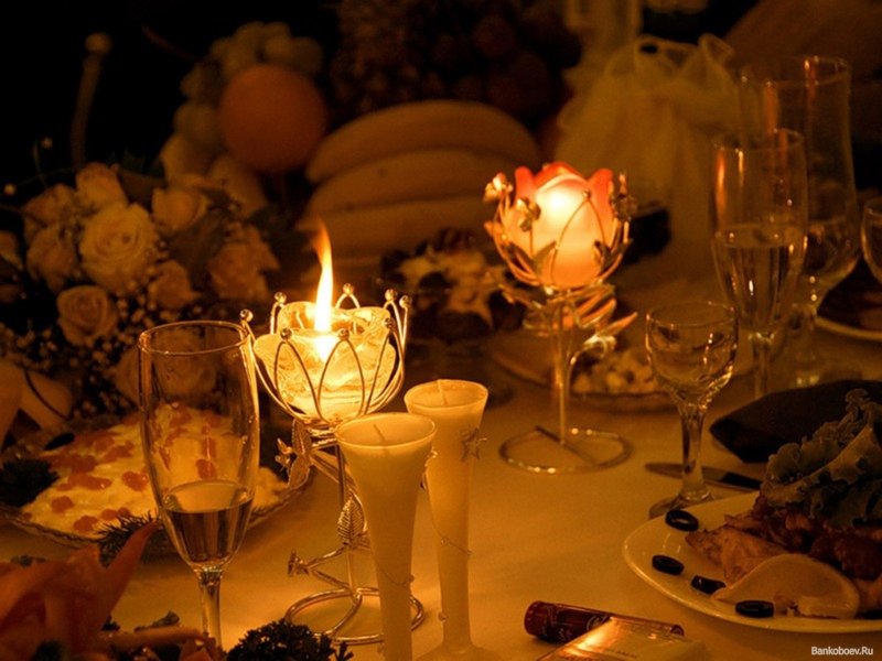 Праздничный стол при свечах