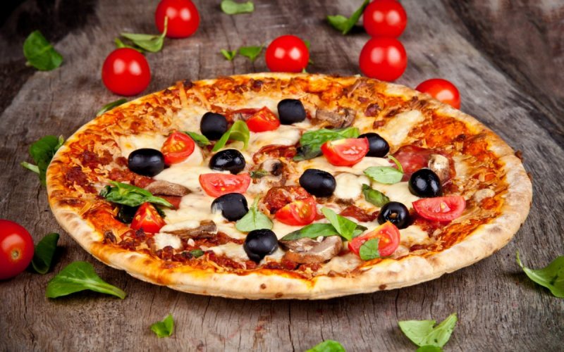 Пицца с оливками помидорами и сыром