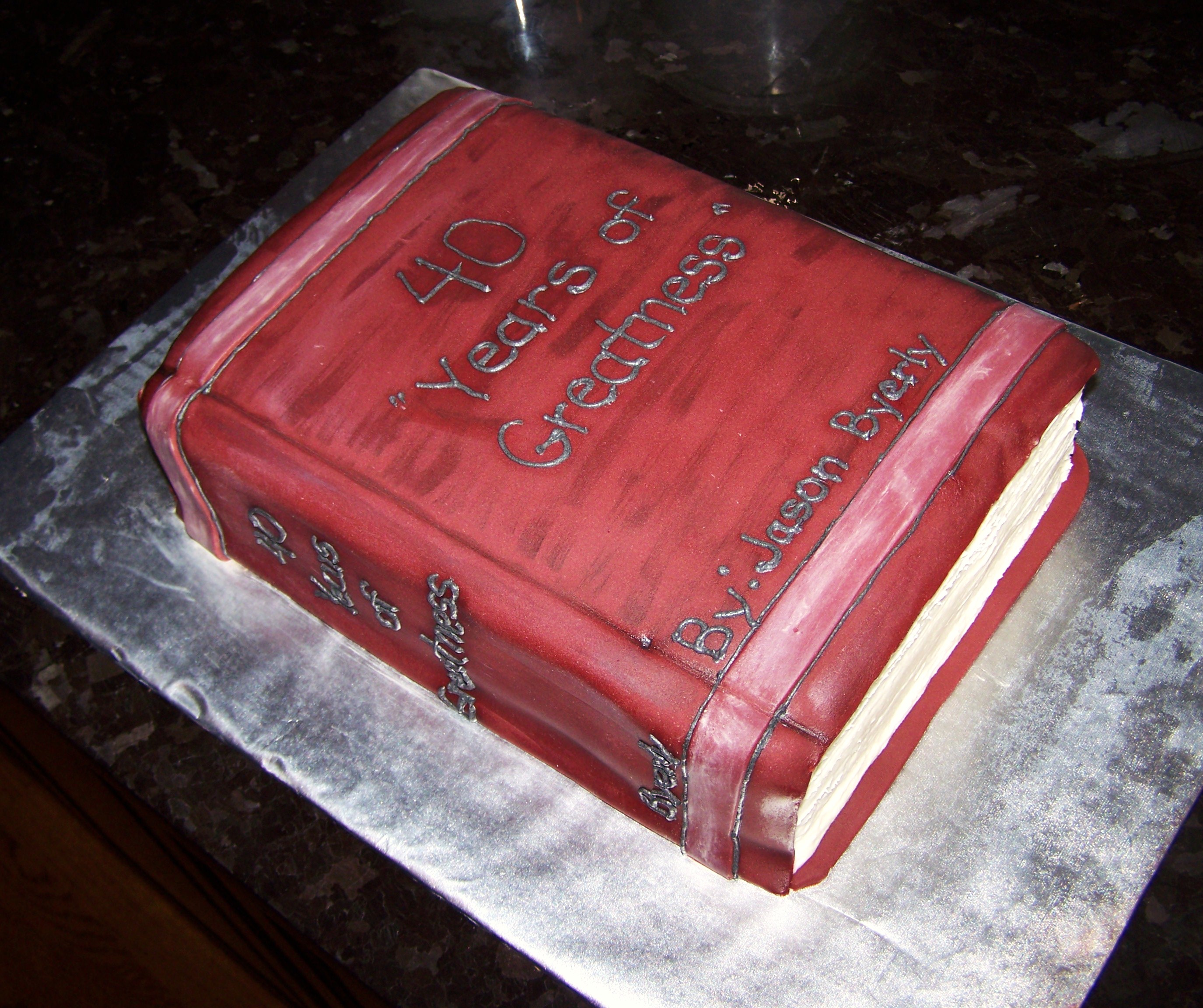 Торт -книга красного цвета