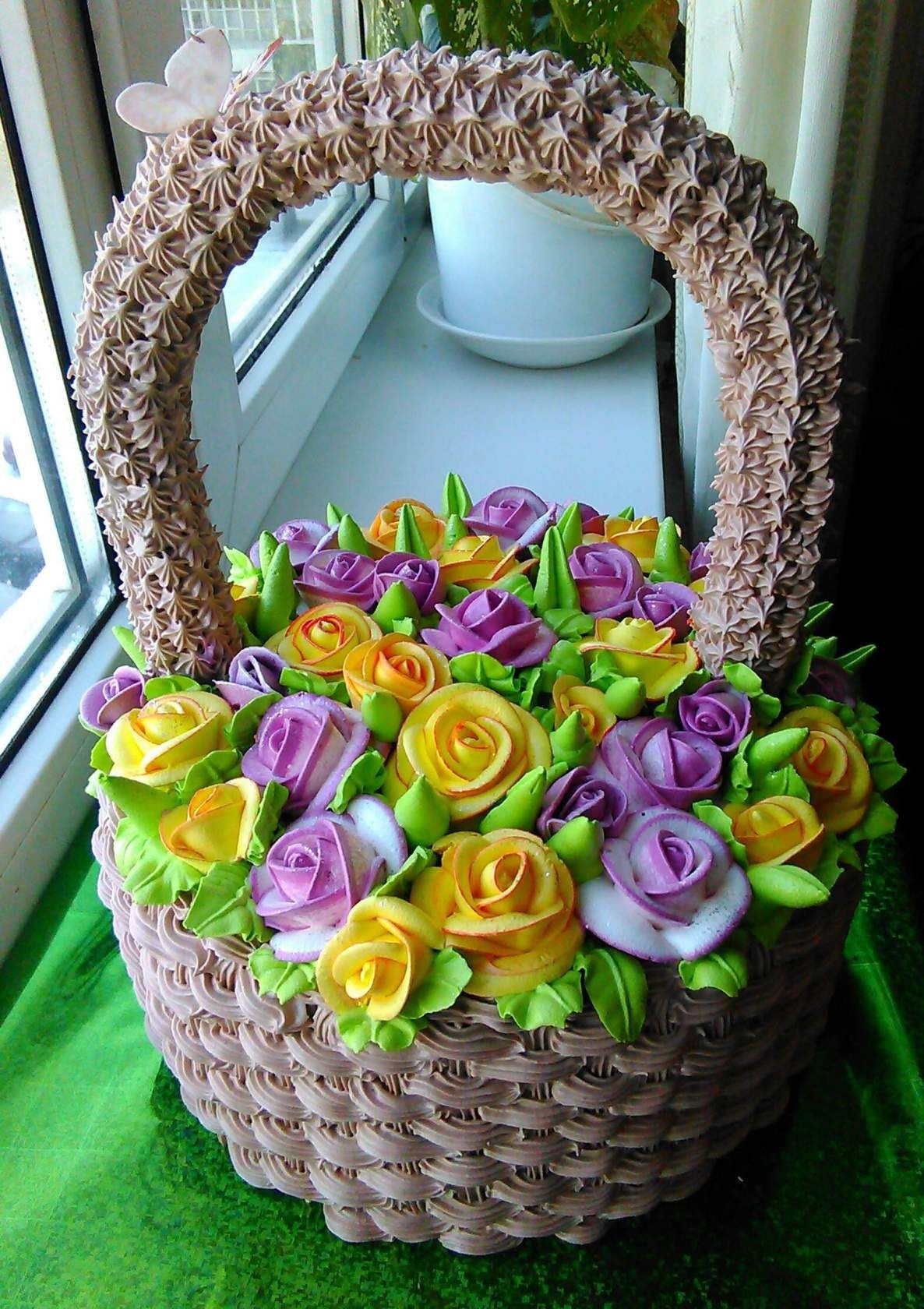 Как украсит торт корзина с цветами