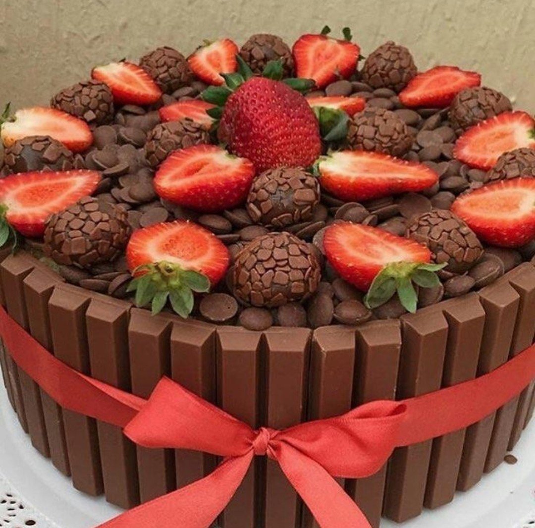 Торт украшенный клубникой и шоколадом