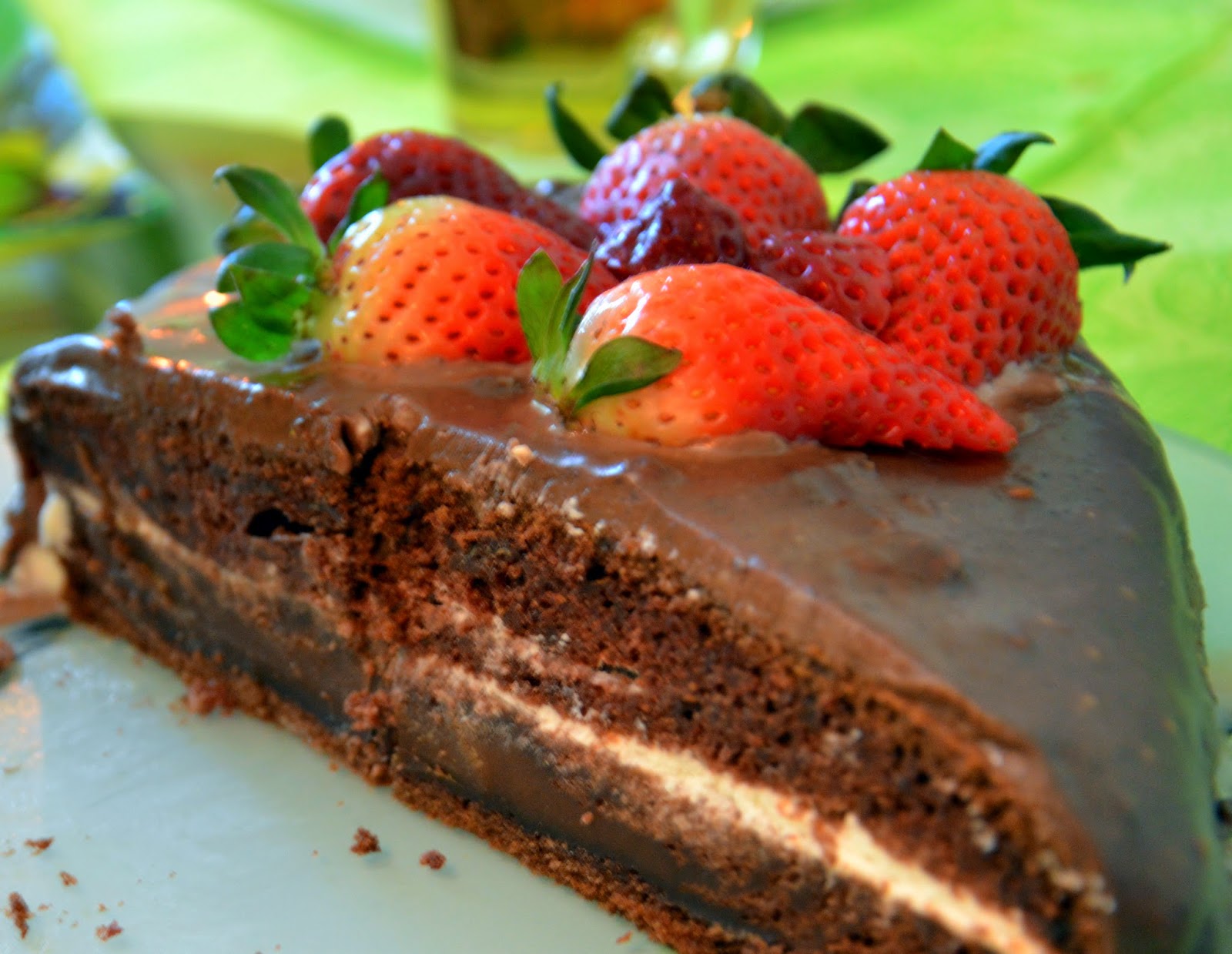 Торт с клубникой и шоколадом с фото