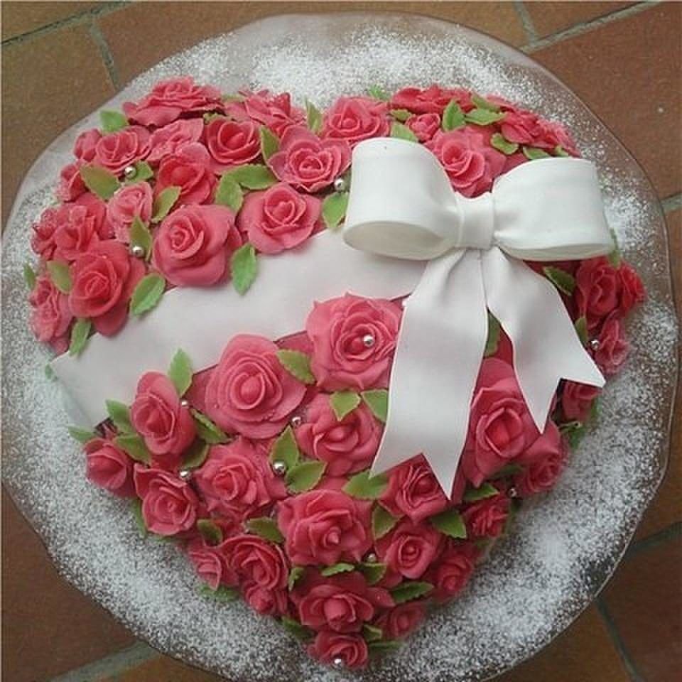 Торты на работу на день рождения. Красивые торты. Красивые торты на день рождения. Красивый торт для мамы. Украшение торта сердце.