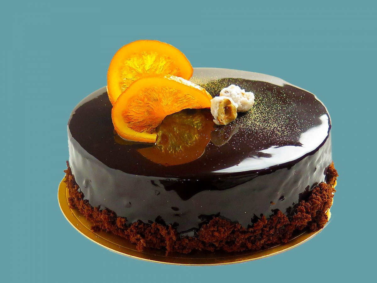 Украшение торта апельсинами и шоколадом