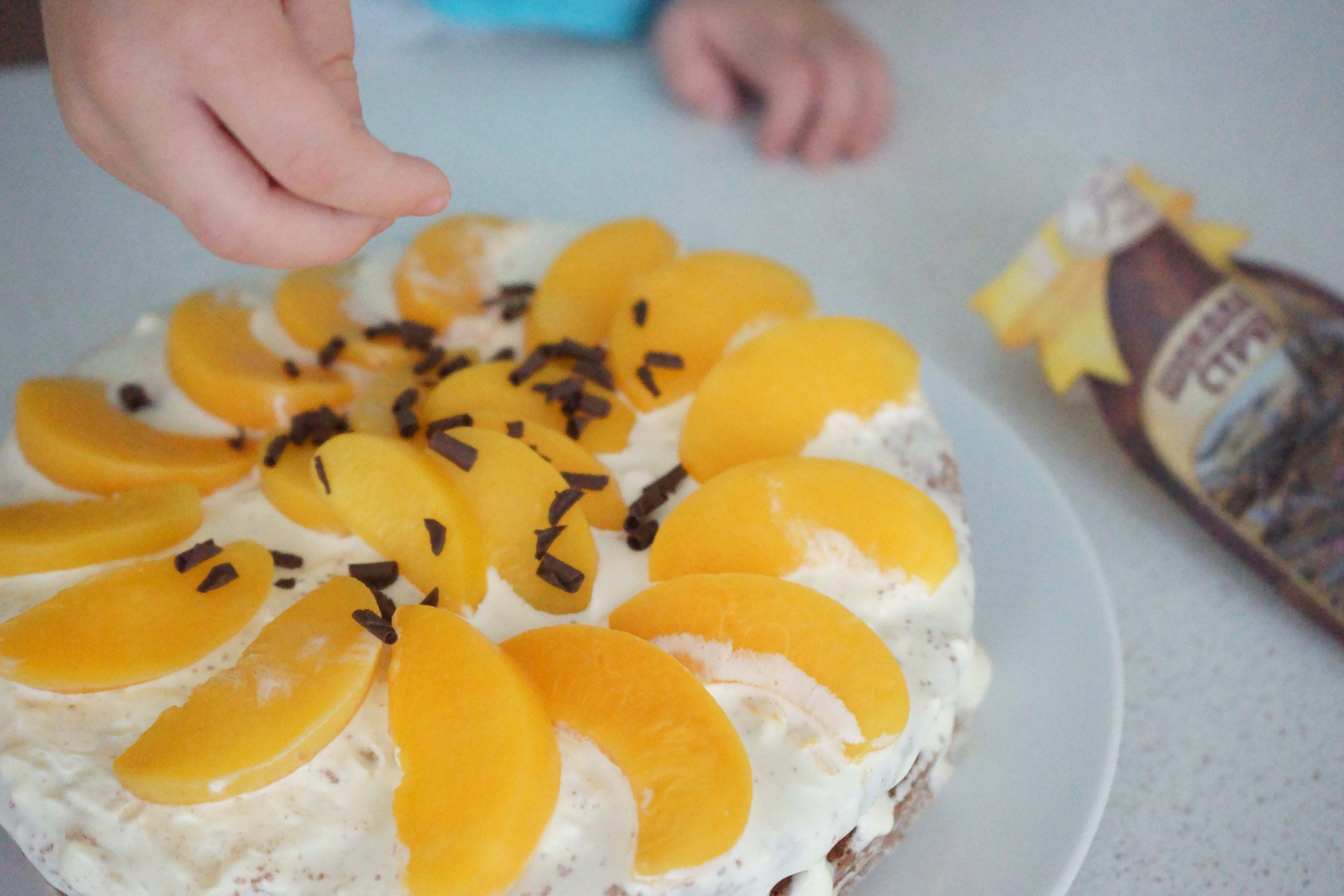 Торт с персиками и творожным кремом