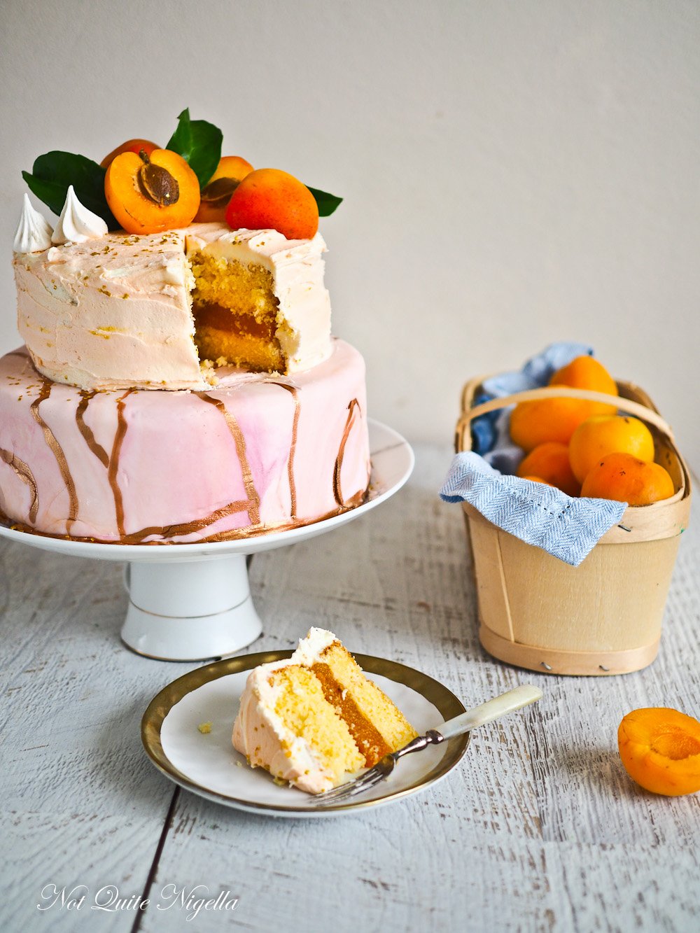 Украшение торта абрикосами
