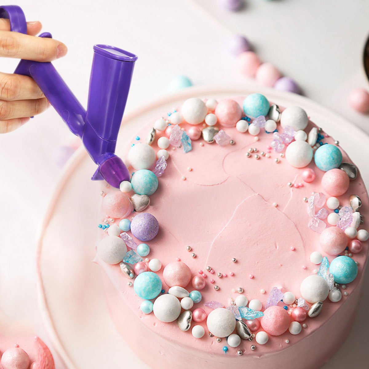 Украсить торт шариками. Украшение торта бусинками. Декор торта бусинами. Стильное украшение торта. Украшение торта посыпкой.