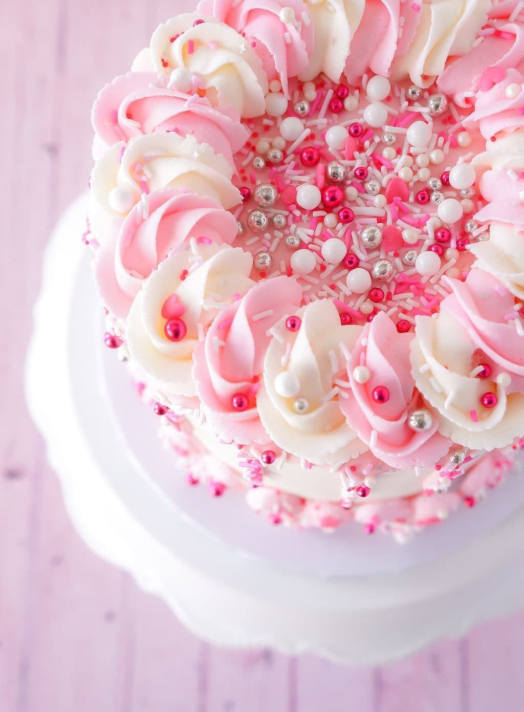 Украшение торта в розовых тонах