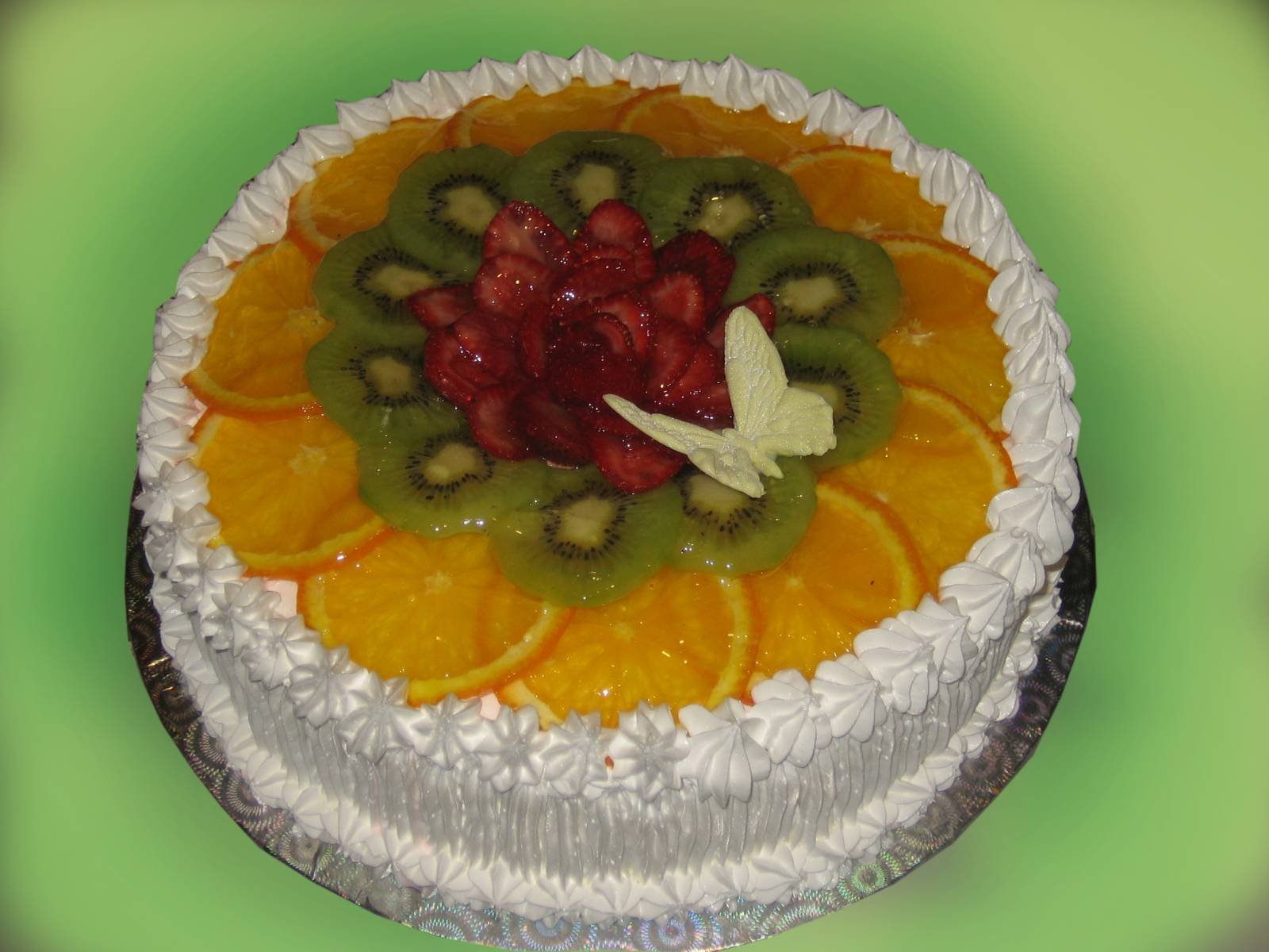 Украшение домашнего торта фруктами