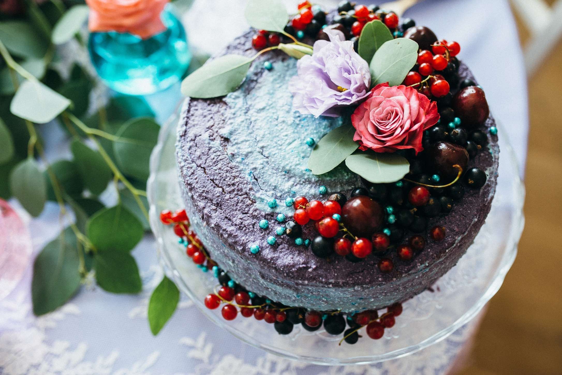 Украсить торт живыми. Украшение торта. Украсить торт цветами и ягодами. Торт с цветами. Украшение торта живыми цветами и ягодами.