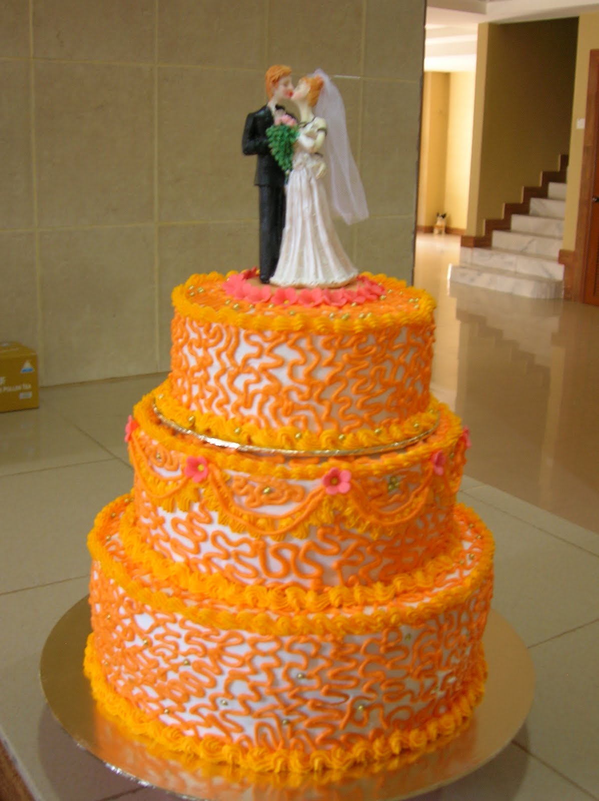 Трехъярусный торт оранжевый