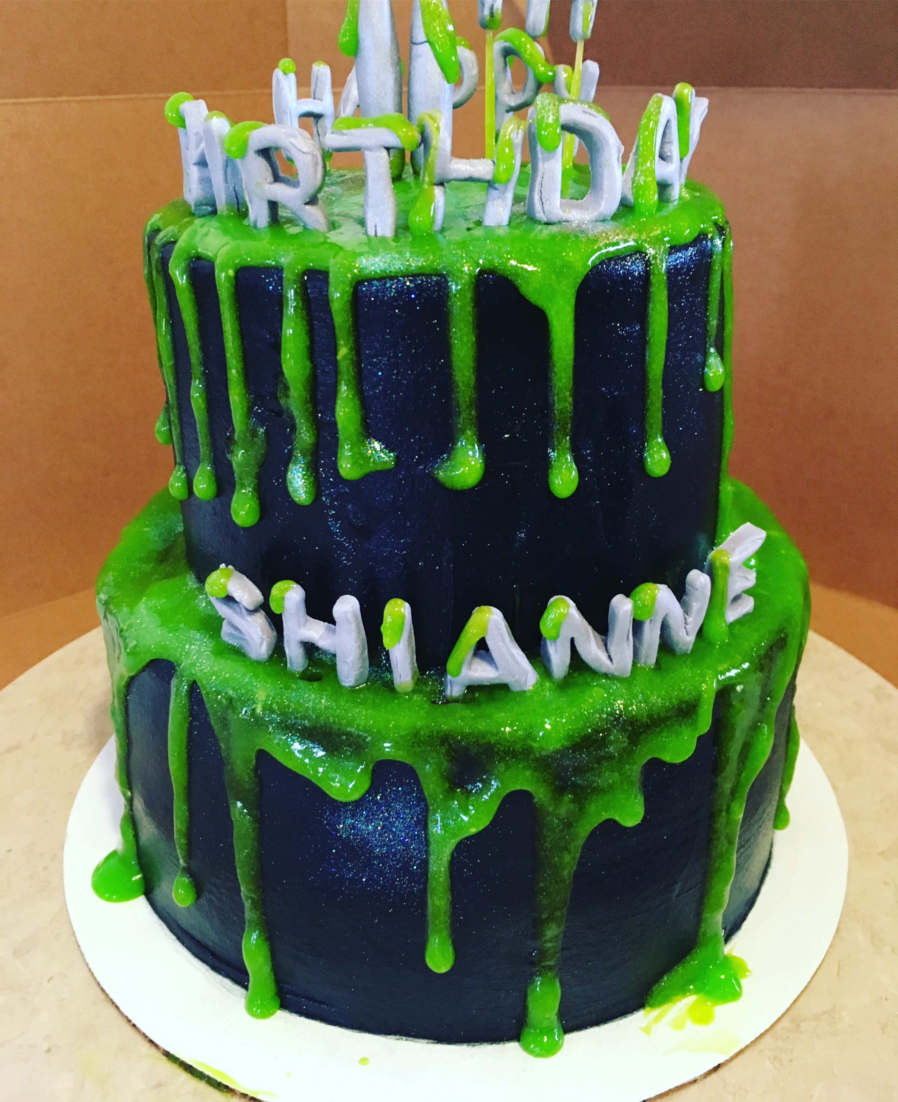 Торт с зелеными подтеками