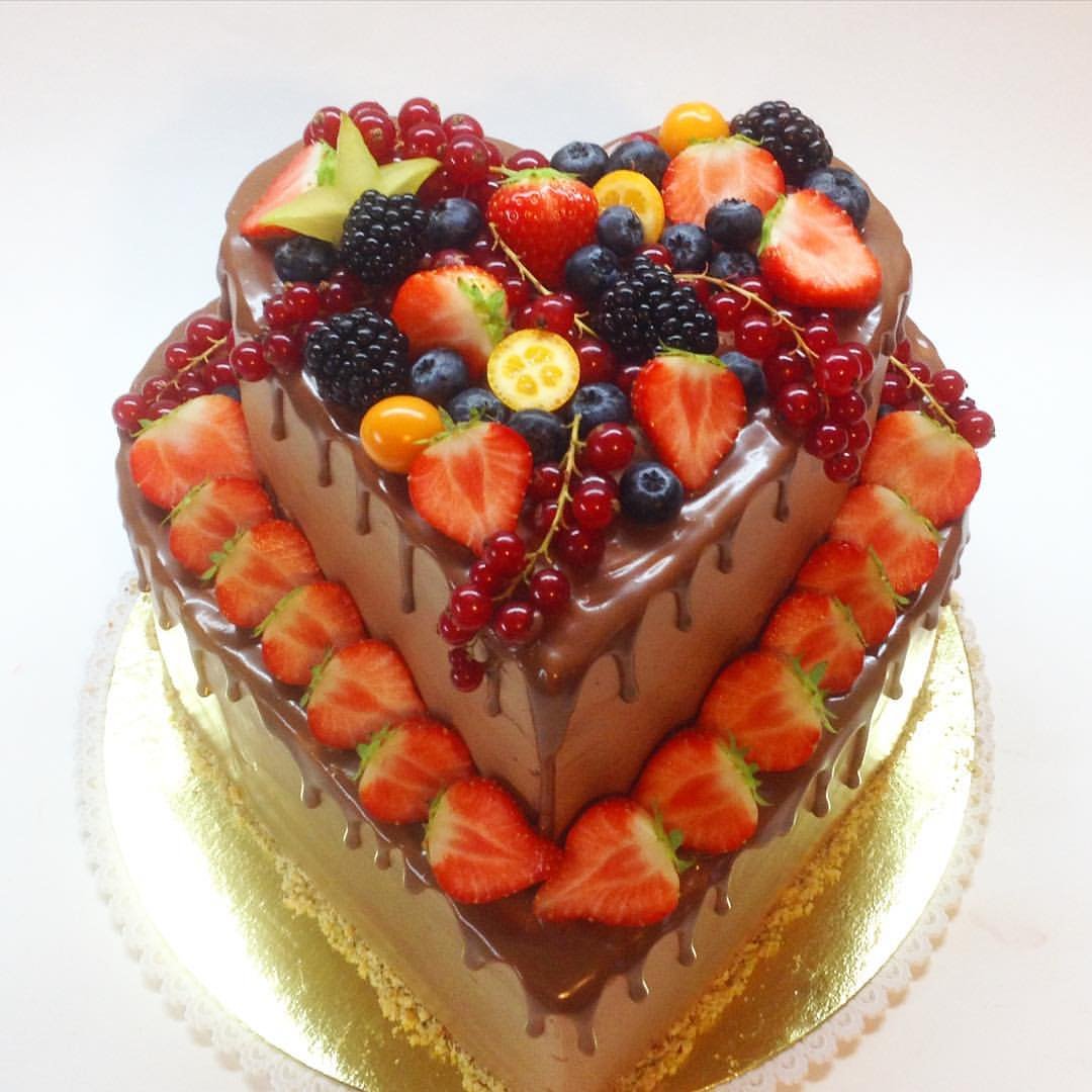Скромные квадратные торты с ягодами и фруктами