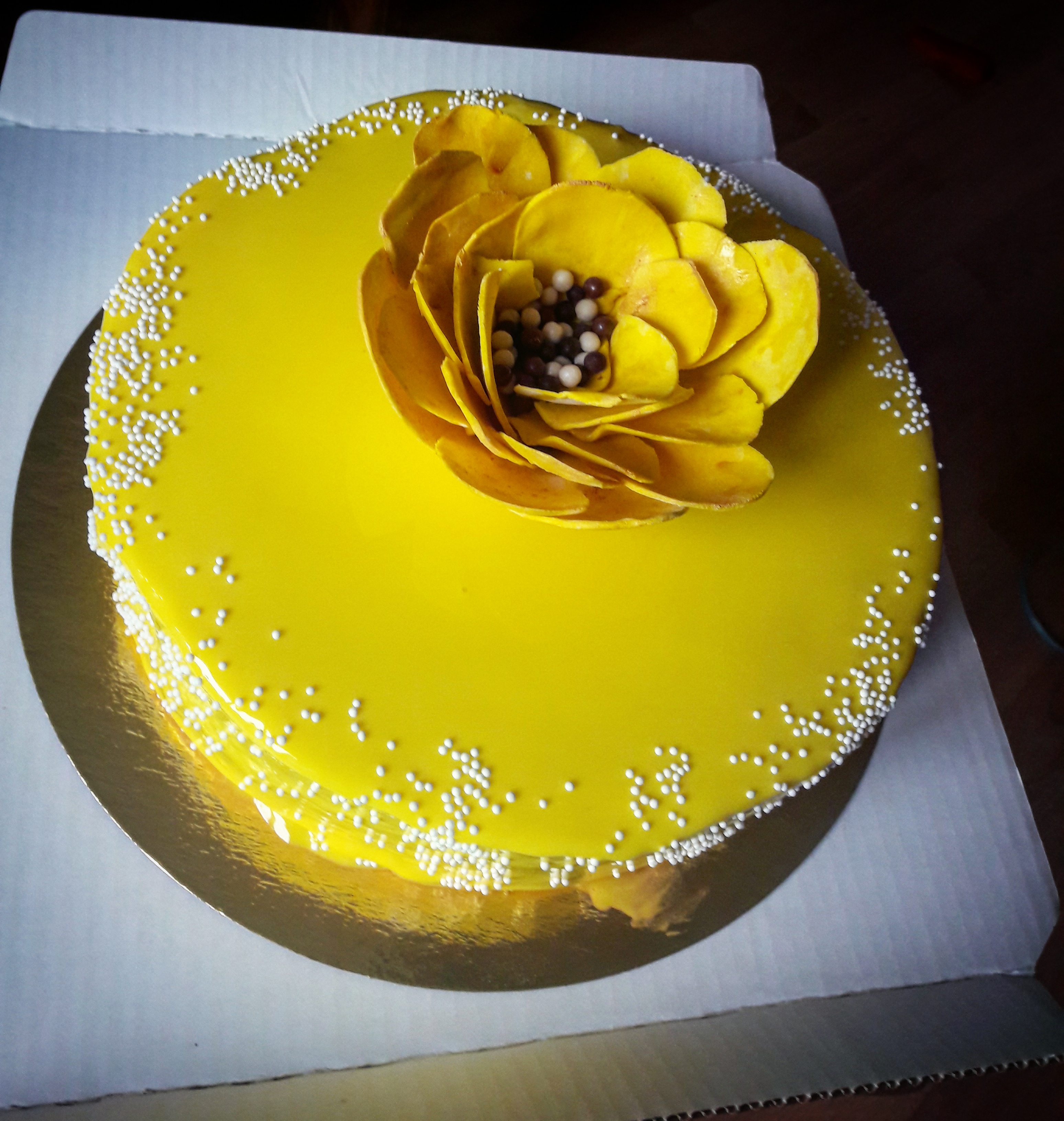 Торт с желтым декором