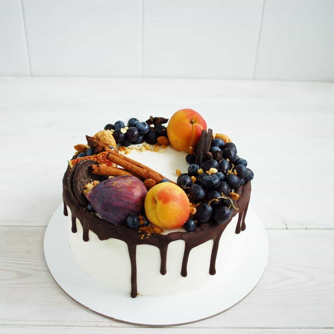 Украшение торта абрикосами и черешней фото