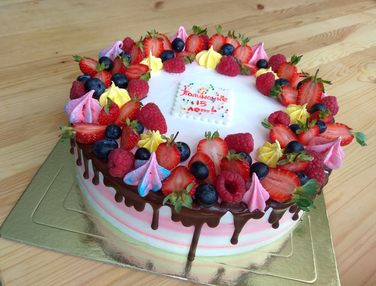 Торт украшенный фруктами для девочки