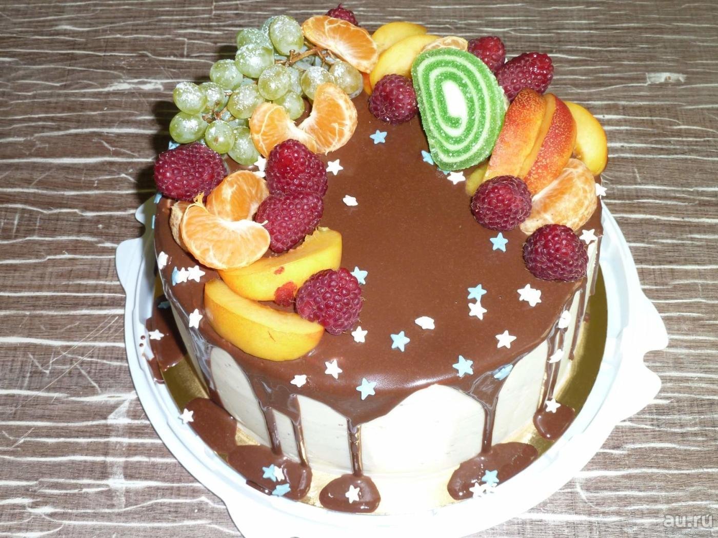 Торт сверху фрукты и шоколад