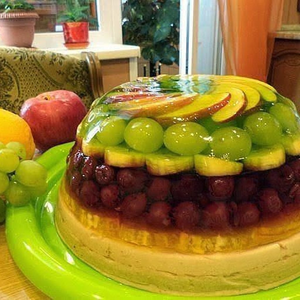 Как украсить торт горкой из фруктов