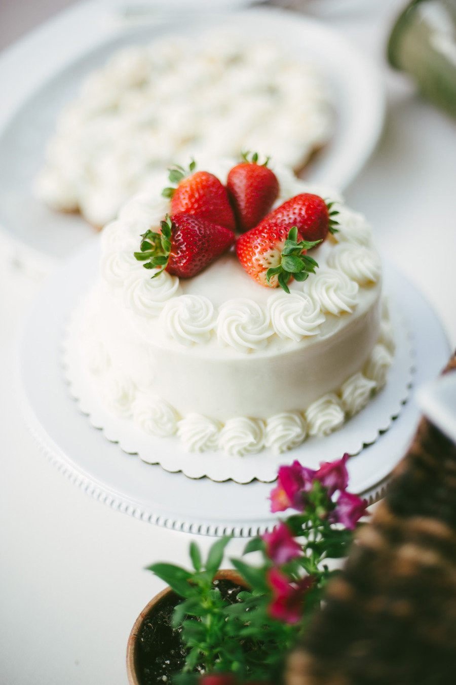 Украшение свадебного торта клубникой