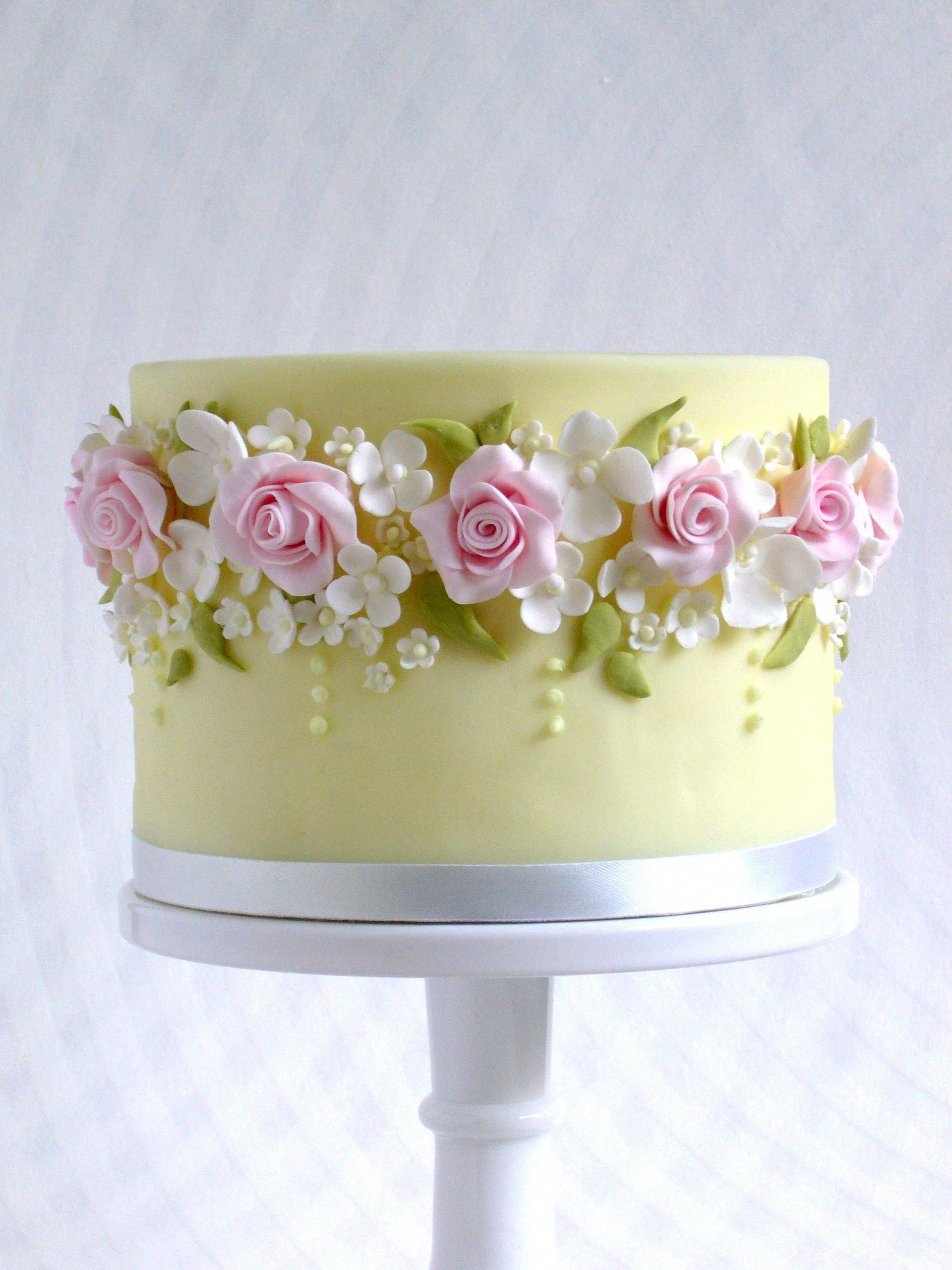 Как правильно крепить цветы на торт