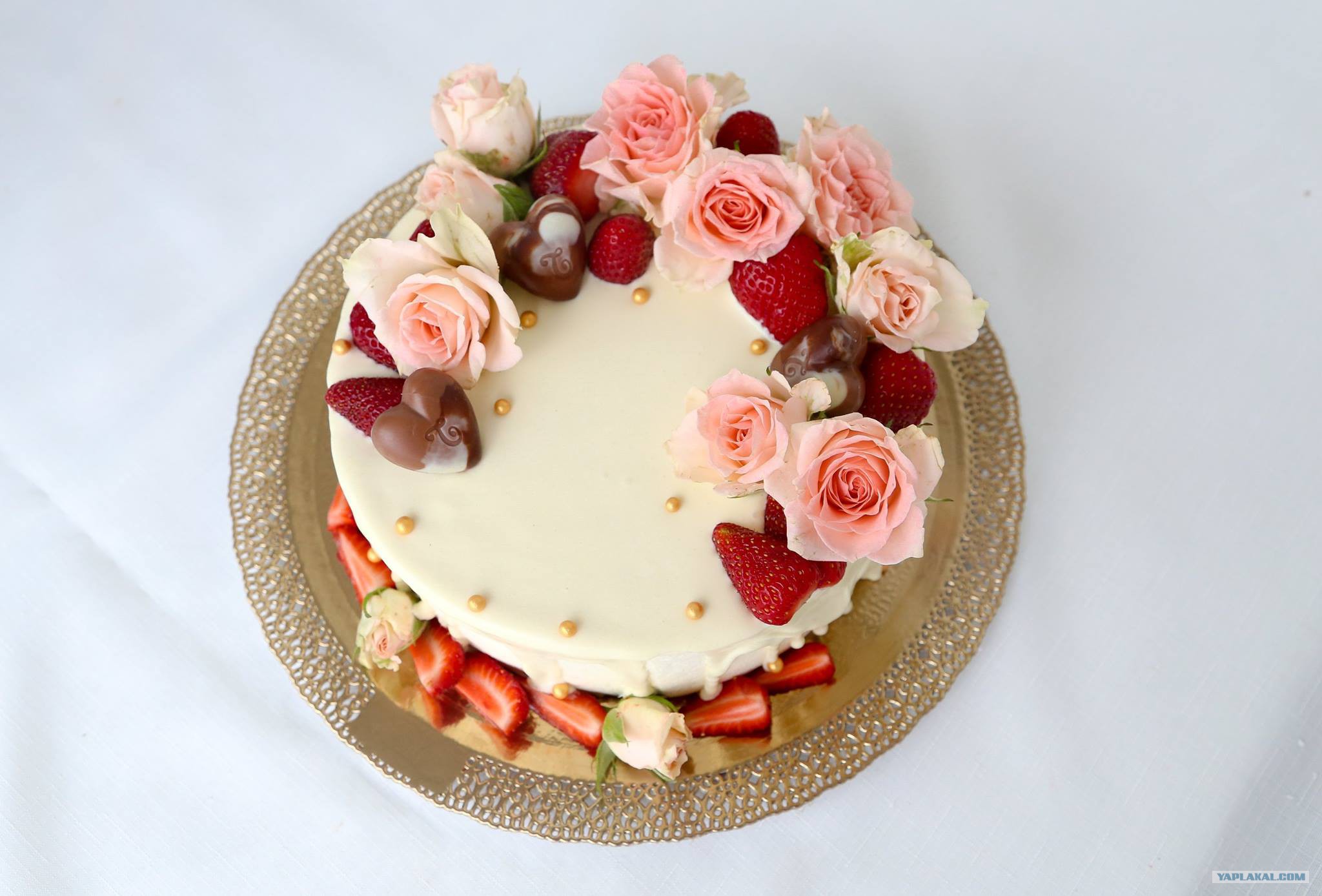 Торт на юбилей женщине без. Украшение торта. Украшение торта ягодами и цветами. Тортик с цветами. Торт с живыми цветами.