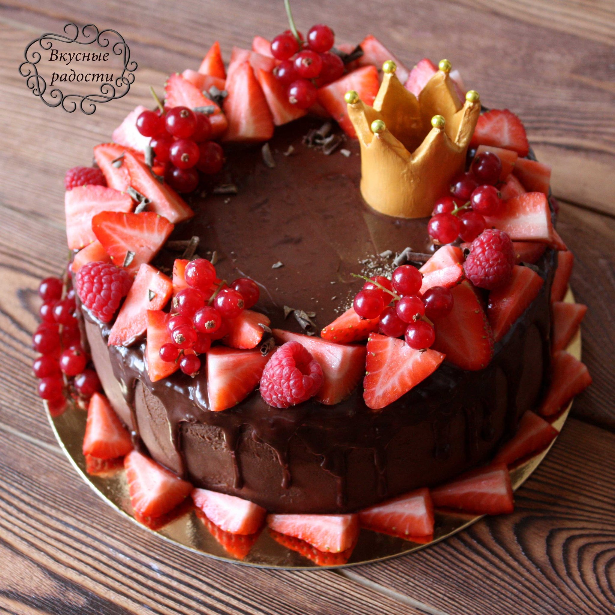 Украшение торта ягодами и сладостями для девочки