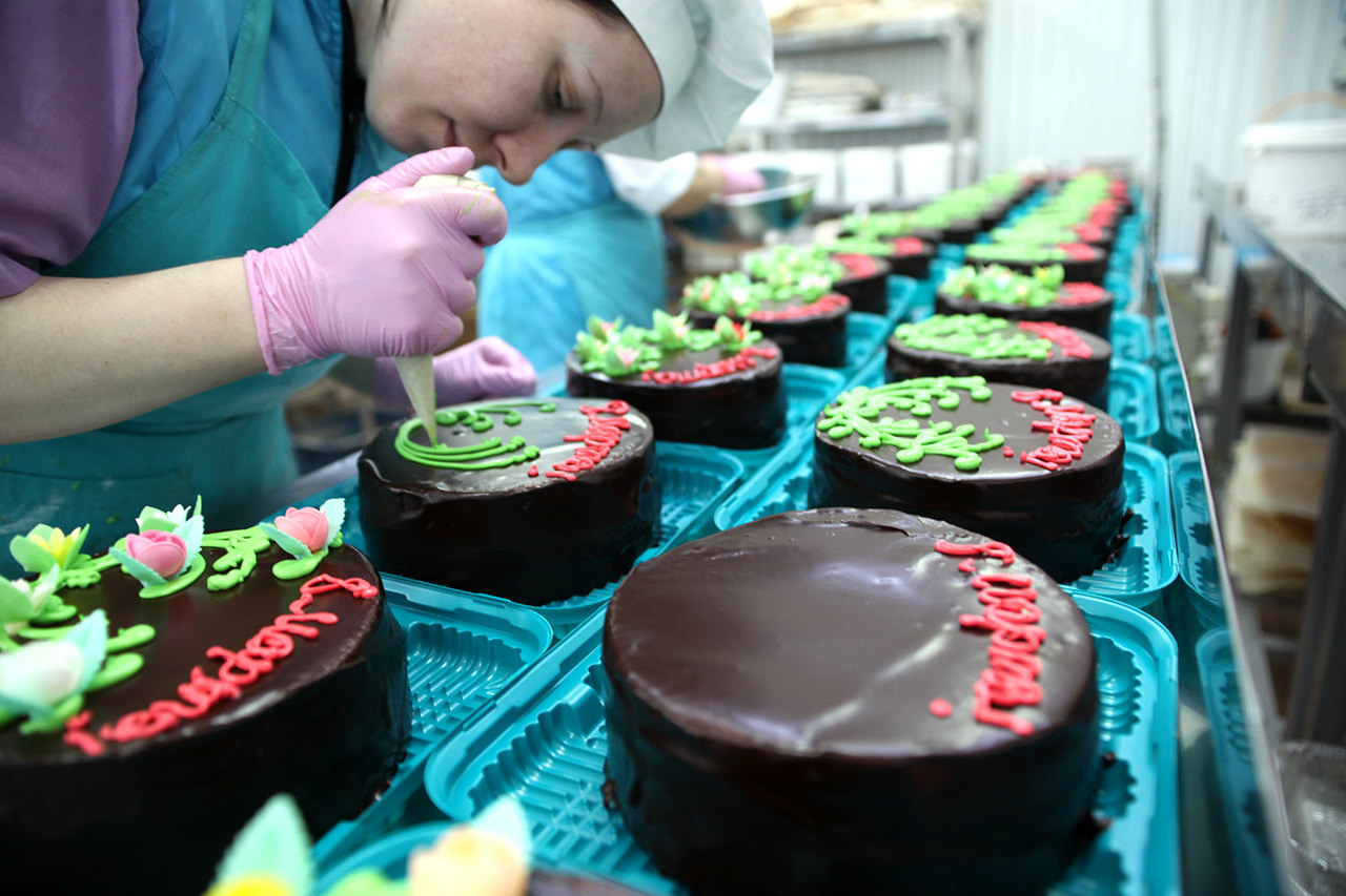 Чем на производстве украшают торты