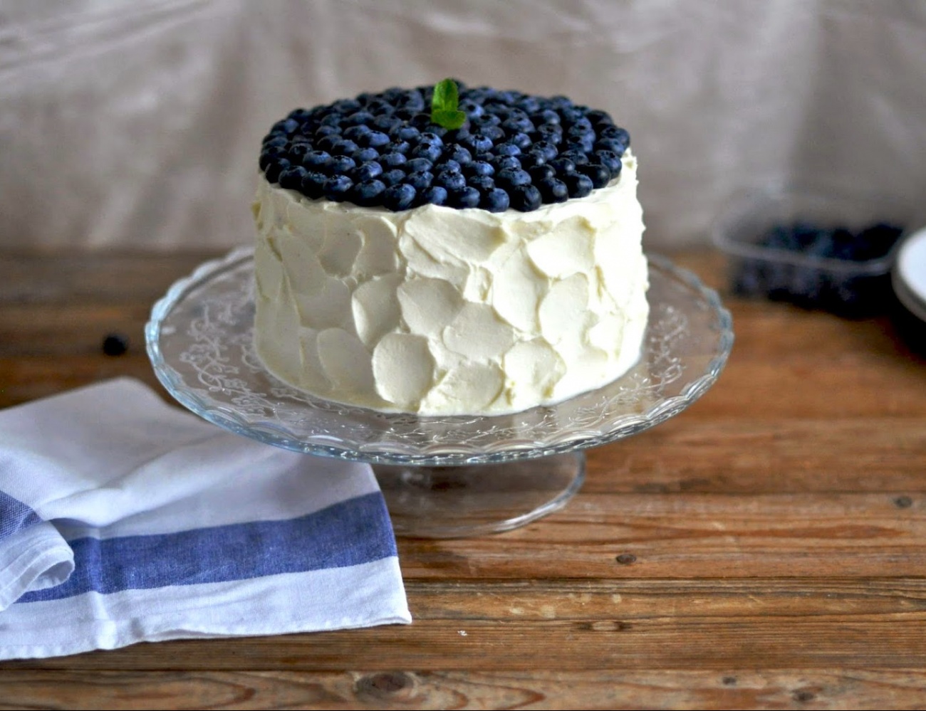 Бисквитный торт с голубикой