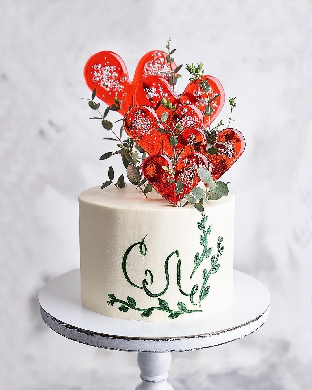 Торт с вазой из изомальта и ягодами фото