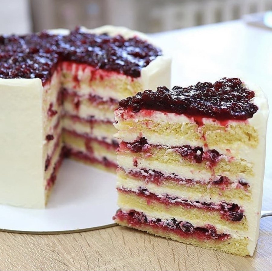 Начинки для тортов фото. Мирабель Наполеон. Клюквенный торт с маскарпоне. Бисквитный торт с брусникой. Торт с ягодной начинкой.