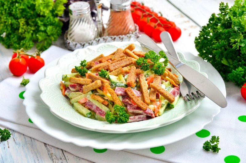 Салат с капустой и колбасой и кукурузой