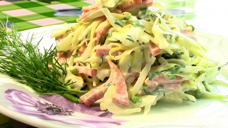 Салат с копченой колбасой и огурцами