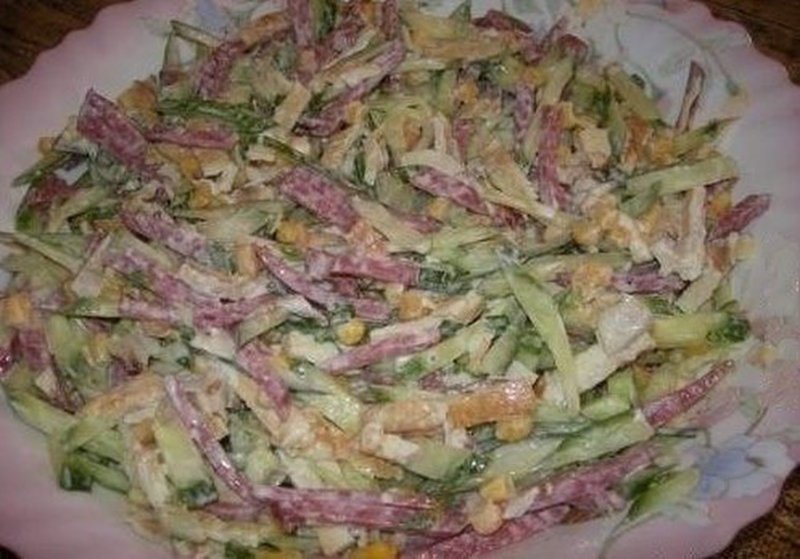Салат с опятами и копченой колбасой