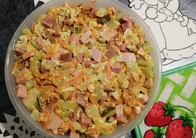Салат с омлетными блинчиками и колбасой