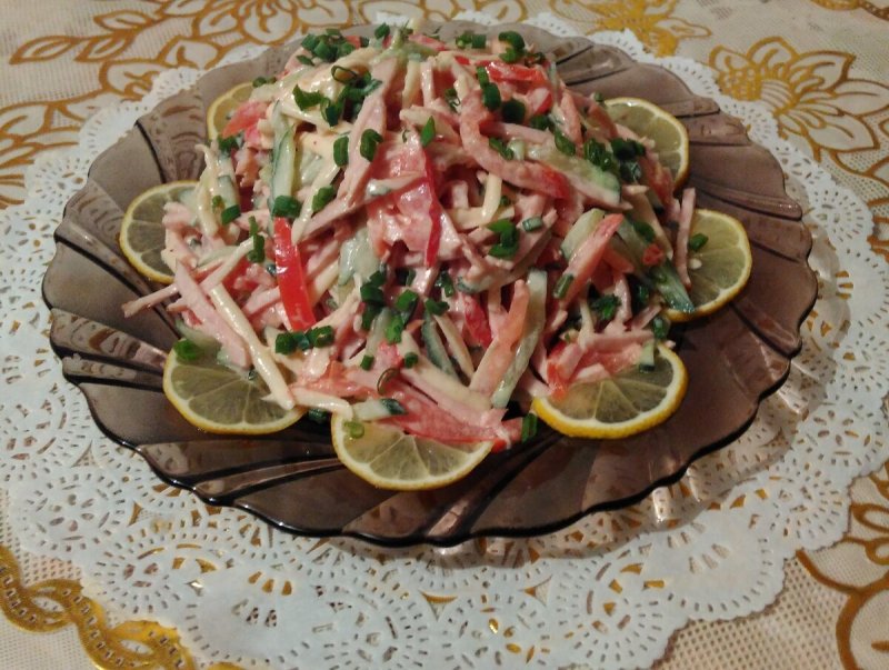 Салат из корнишонов и колбасы