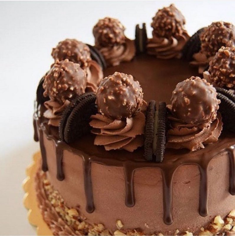 Чем лучше украсить шоколадный торт