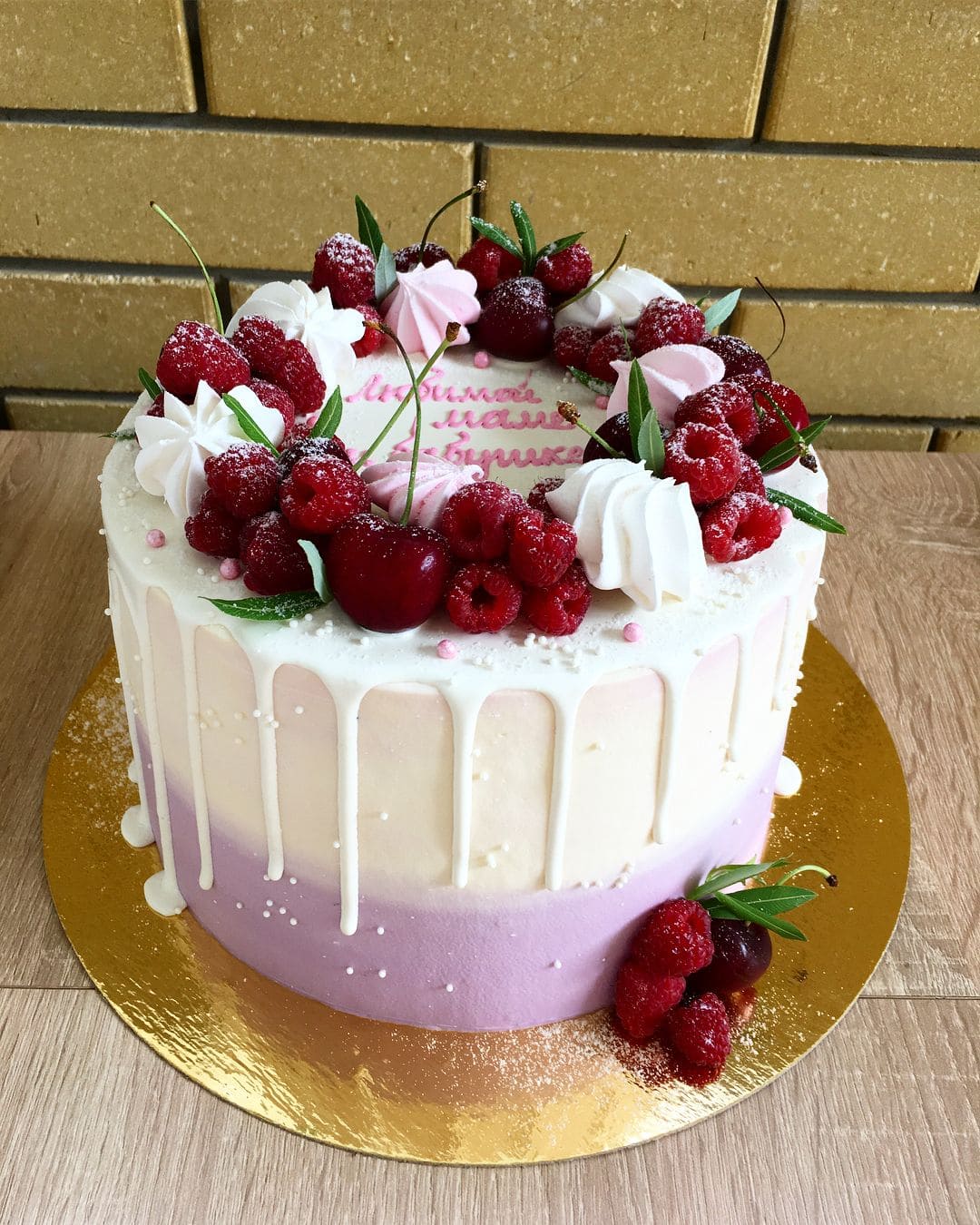 Торт с ягодным декором для женщины
