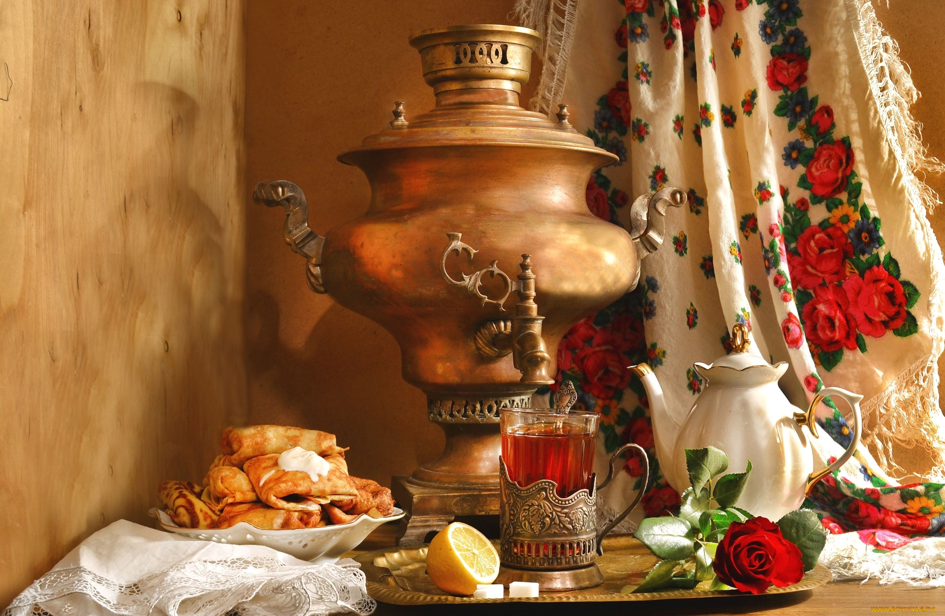 Самовар и русский чай традиции чаепития. Самовар с пирожками. Самовар на столе. Самовар с блинами картинки