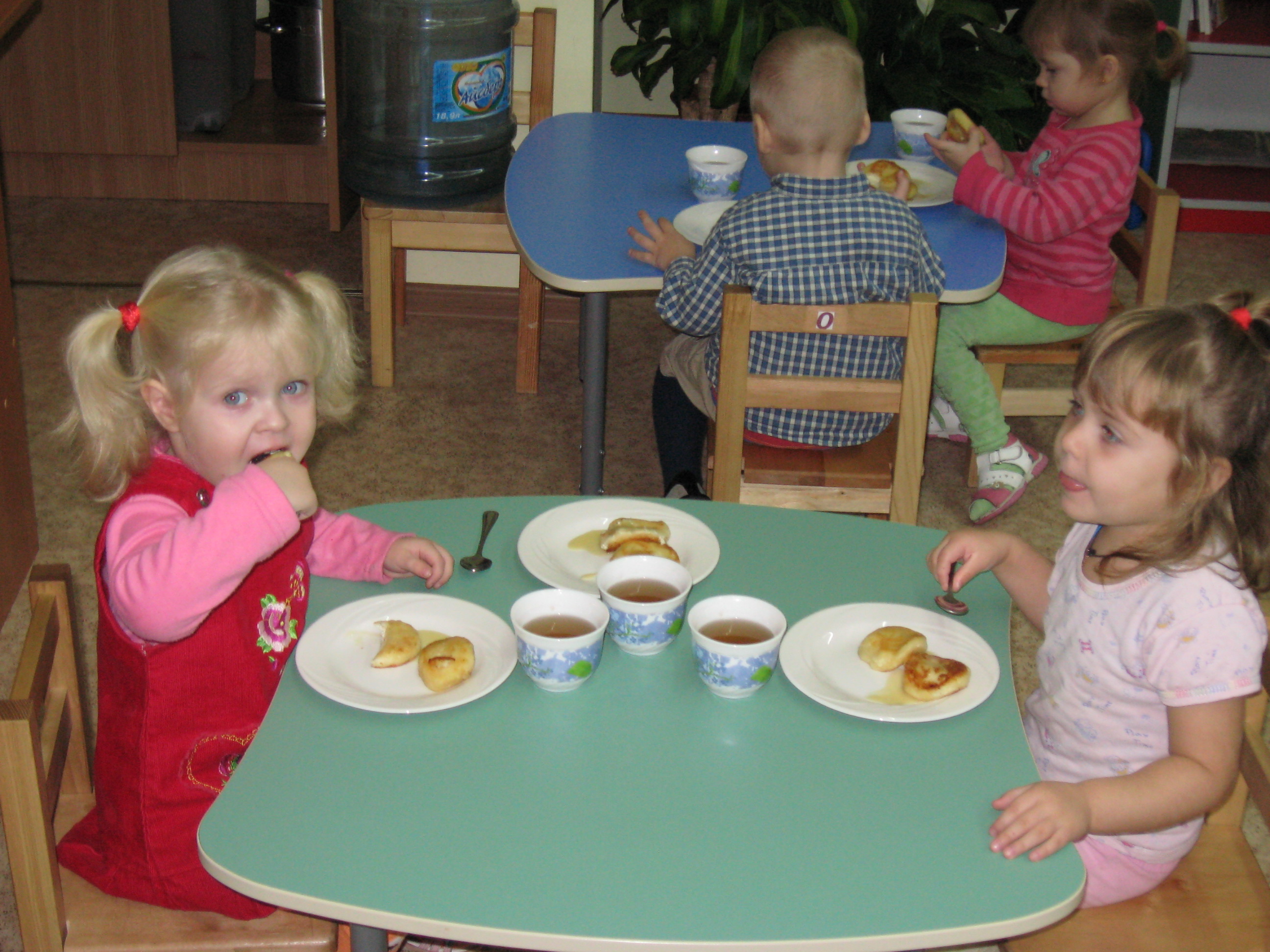 Что едят в садике. Полдник в детском саду. Дети кушают в детском саду. Завтрак детей в детском саду. Детский садик завтрак.