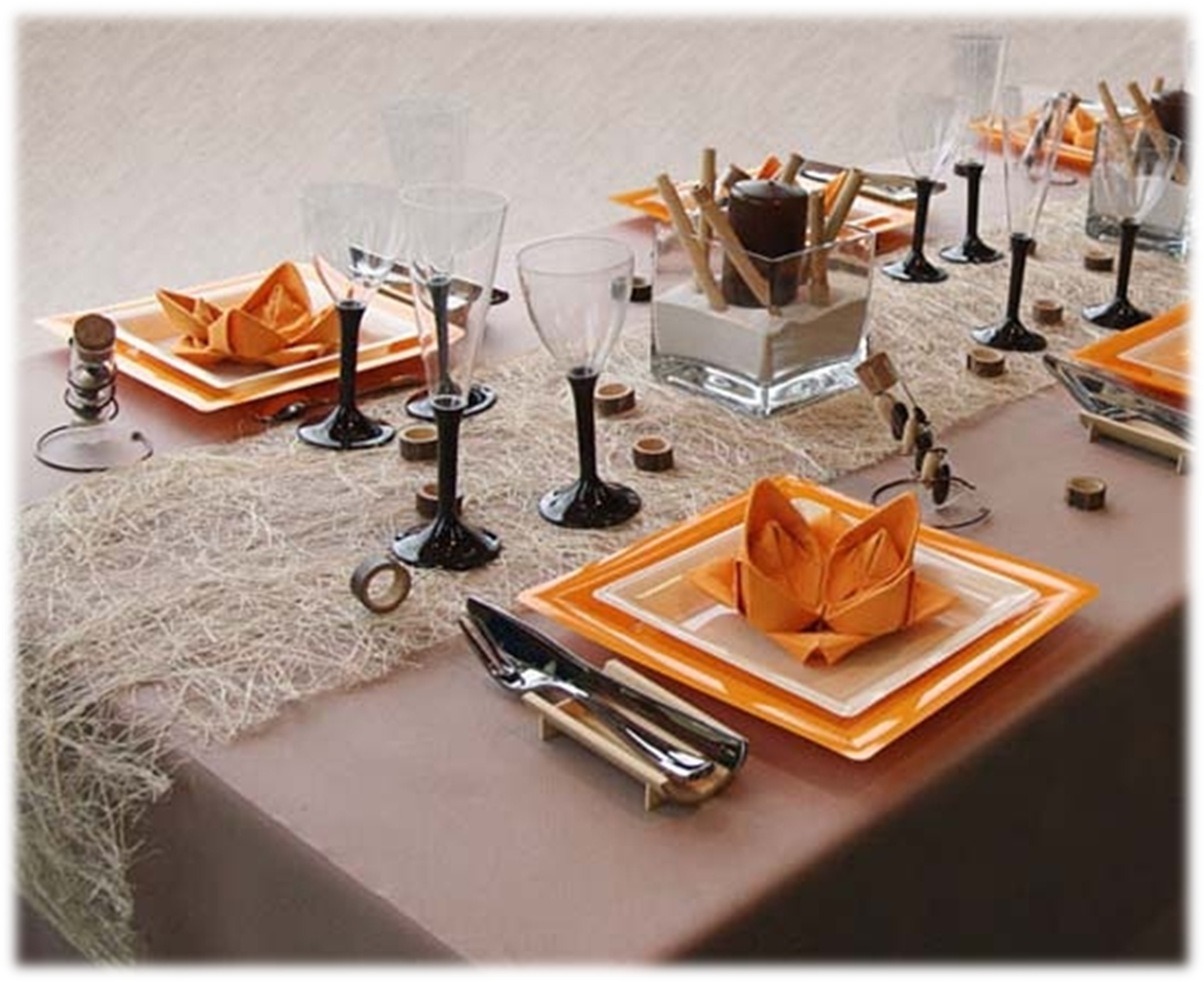 Оранжевый столик. Сервировка стола. Сервировка в оранжевых тонах. Посуда для сервировки стола. Сервировка стола в оранжевом цвете.