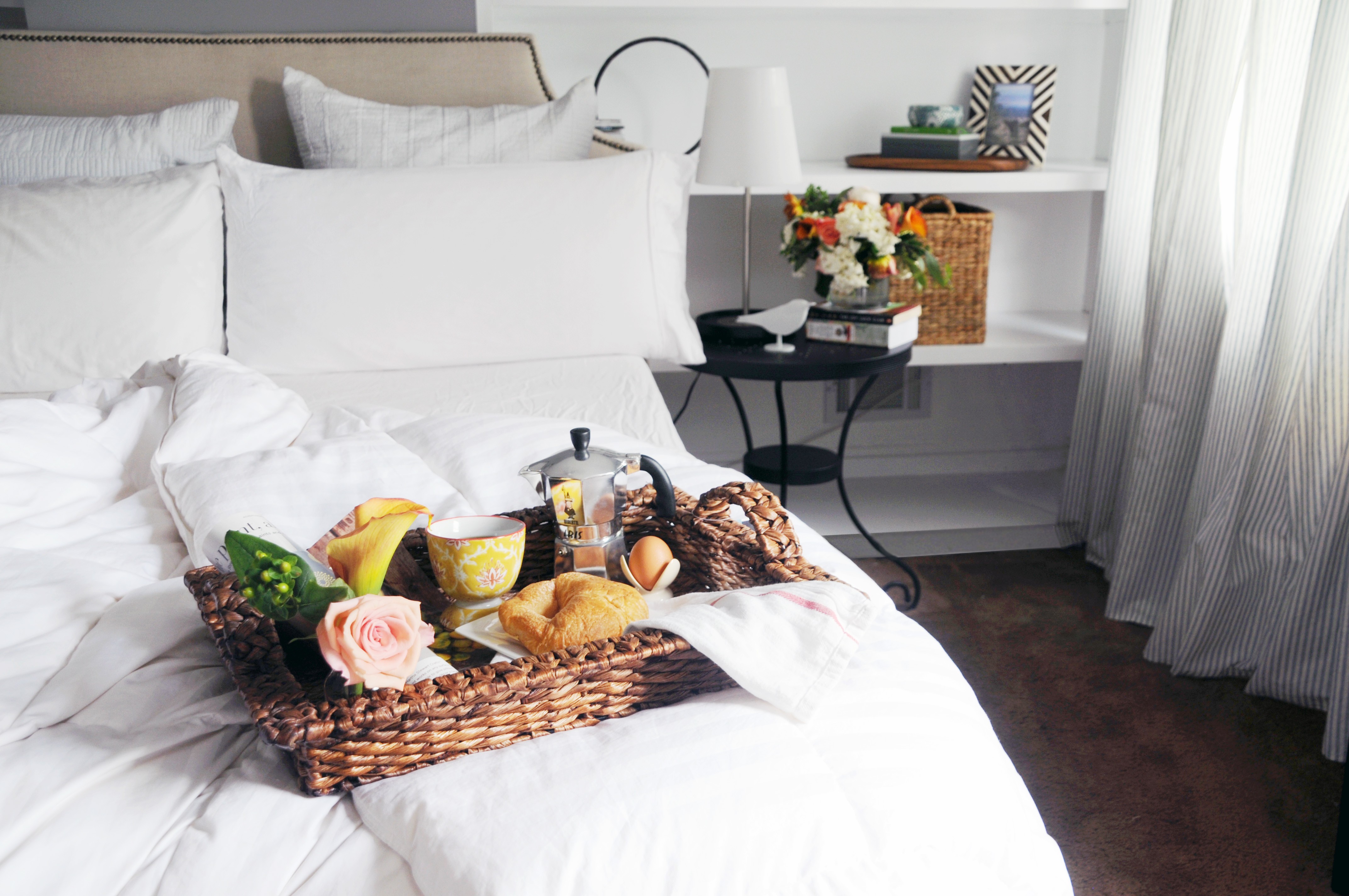 Принести завтрак в постель. Завтрак в кровать. Романтический завтрак в постель. Романтическое утро. Завтрак в постель Эстетика.