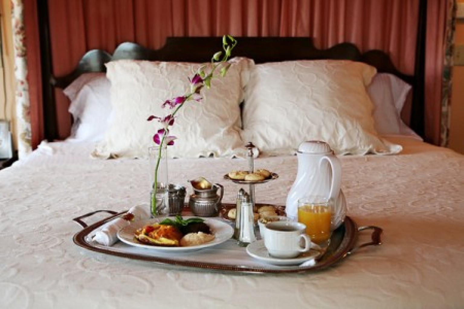 Завтрак в постель 1 2. Отель типа «постель и завтрак» Mango 24. Кофе в постель для любимой. Романтический завтрак. Романтический завтрак в постель.