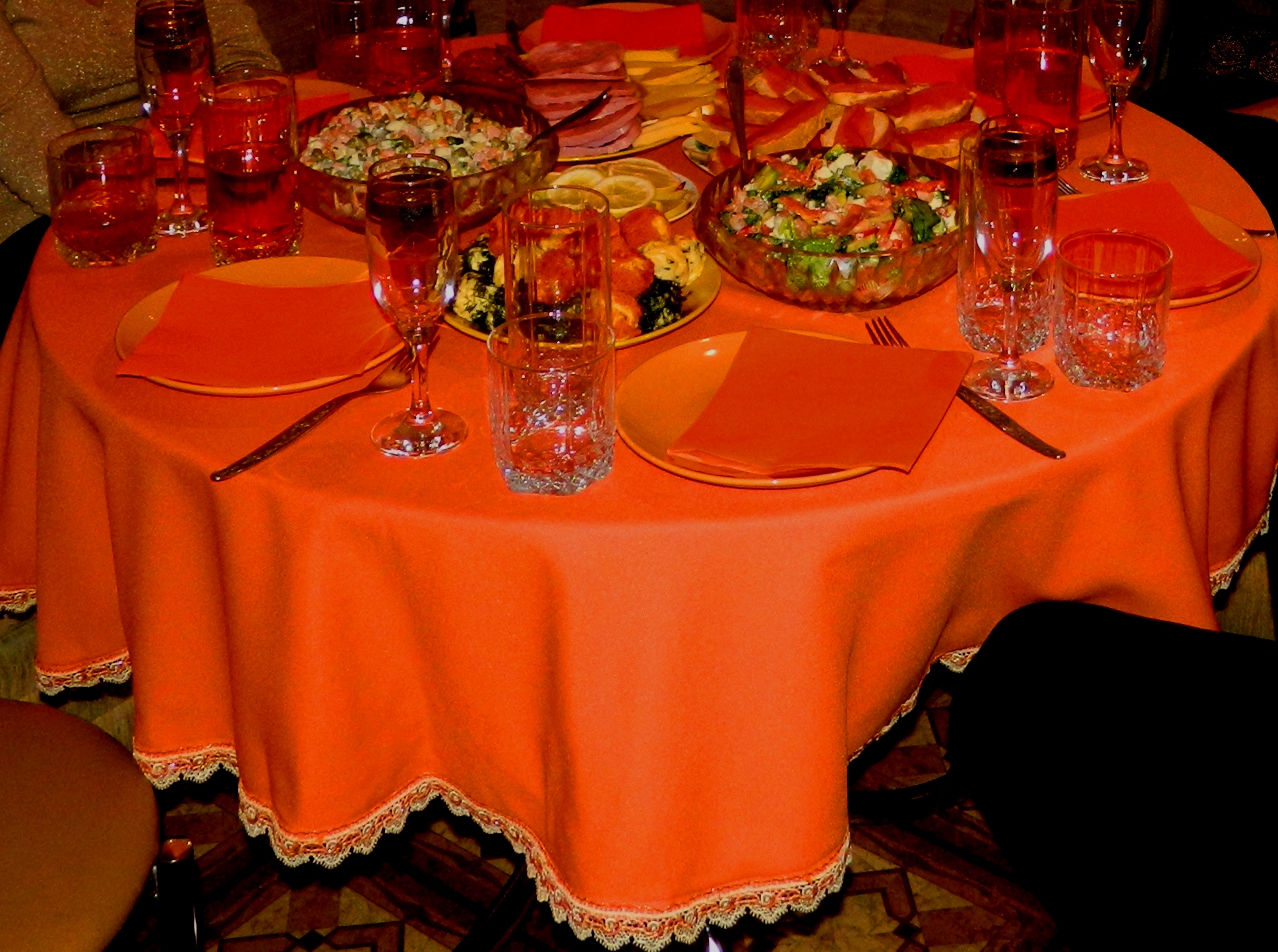 Оранжевый столик. Сервировка стола. Скатерть на стол. Оранжевая скатерть для стола. Сервировка стола оранжевый.