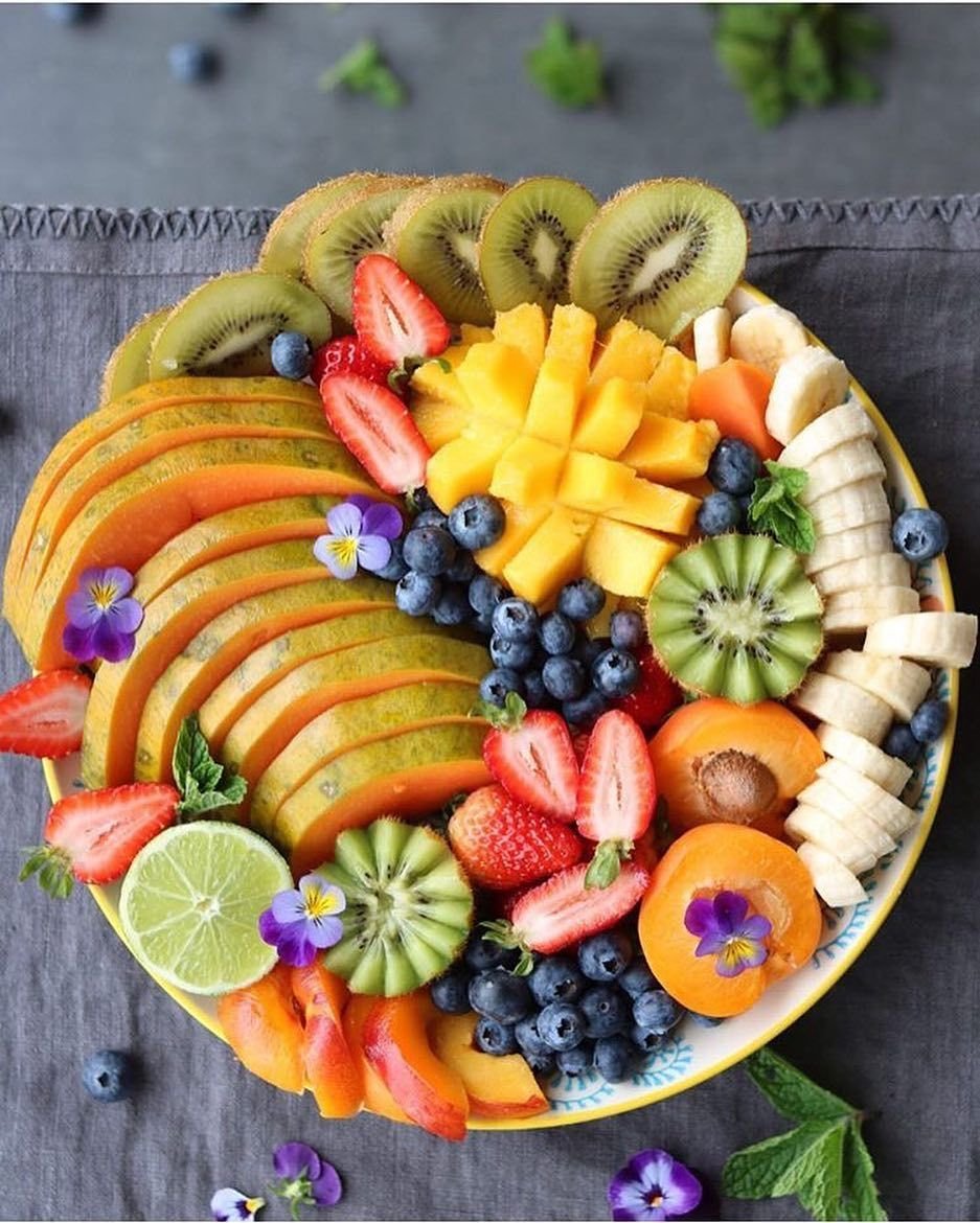 Сервировка фруктов на тарелке