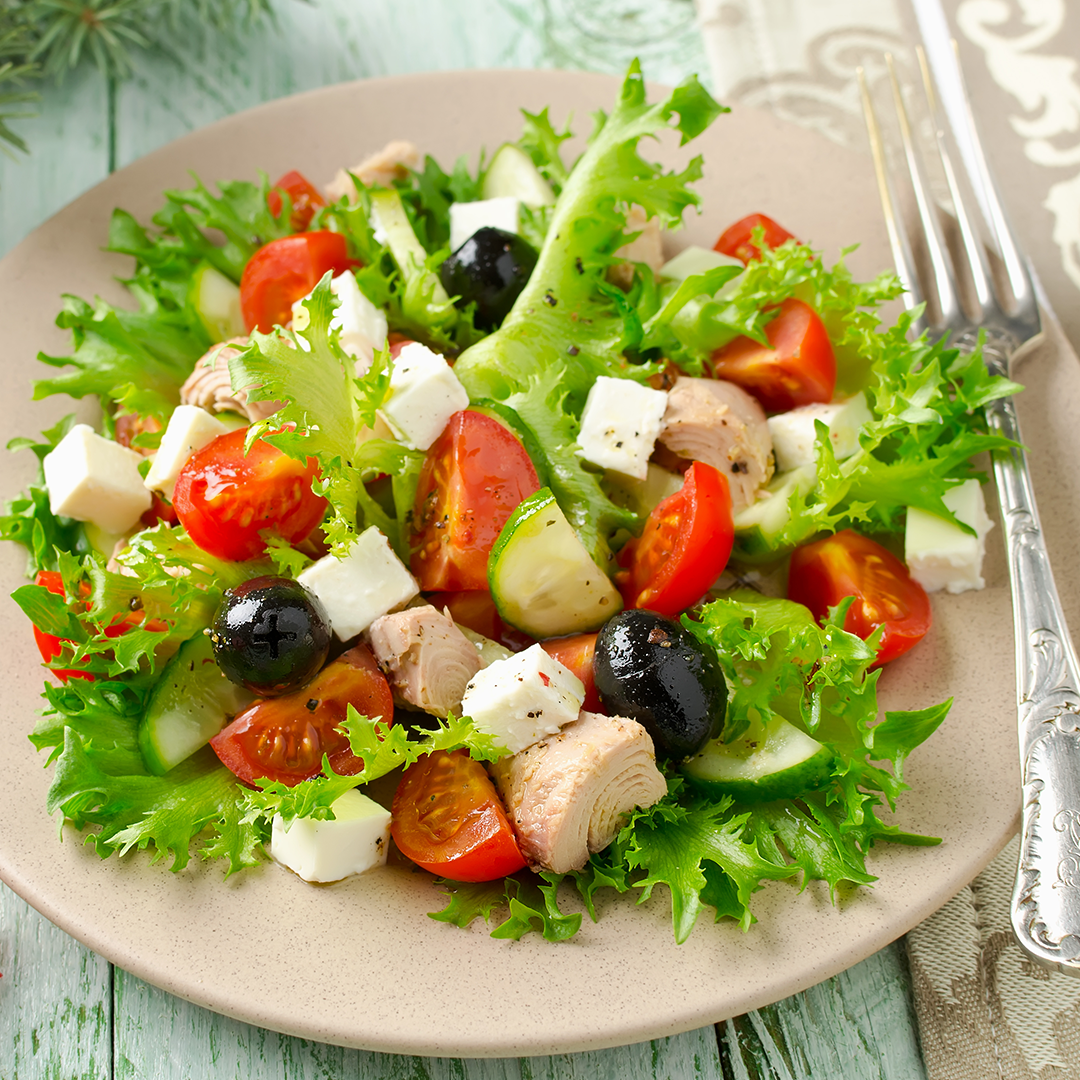Греческий салат. Овощной салат. Украсить греческий салат. Красивый салат из овощей. Варианты салата из овощей